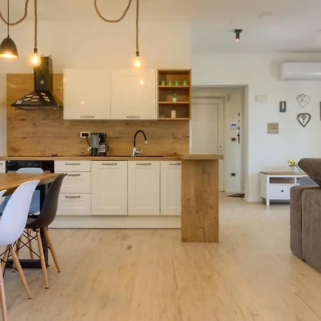 Willa Senorita In With Pool *