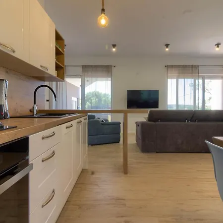 Senorita In With Pool * Pula