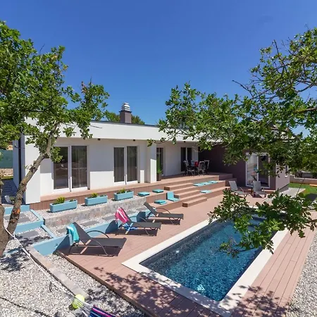 Senorita In With Pool Willa *