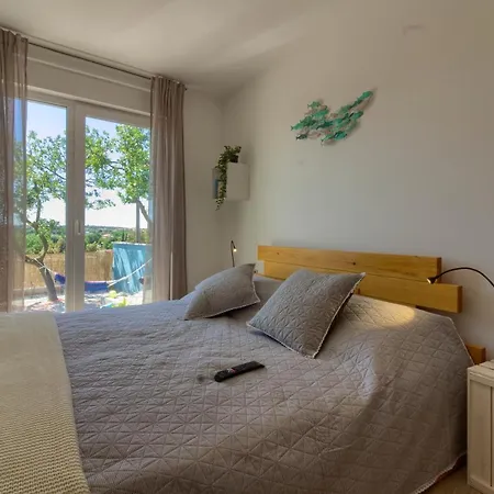 Willa Senorita In With Pool