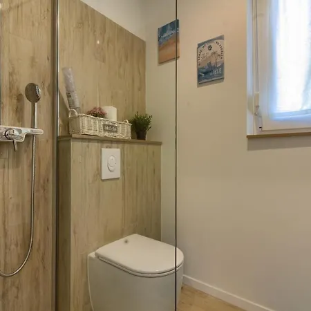 Senorita In With Pool Willa