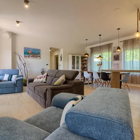 Willa Senorita In With Pool Pula