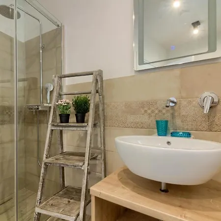 Senorita In With Pool Willa *